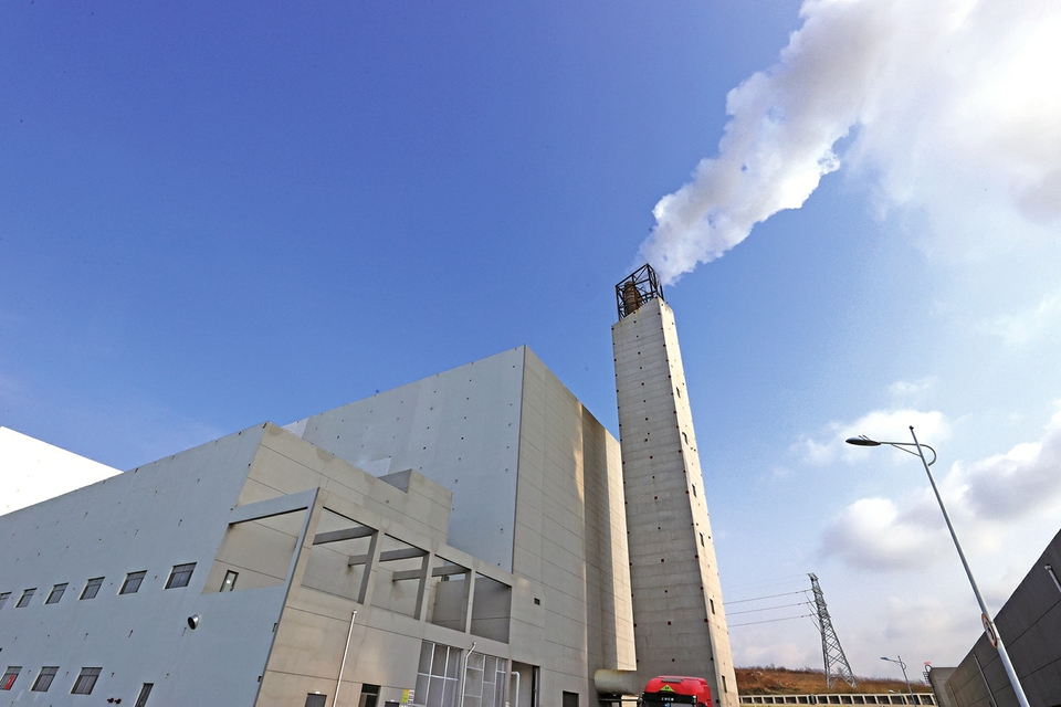 长清马山垃圾点火发电项目日点火约1500吨，年发电2亿度，可满足近6万户家庭一年的用电 垃圾点火 发电生金